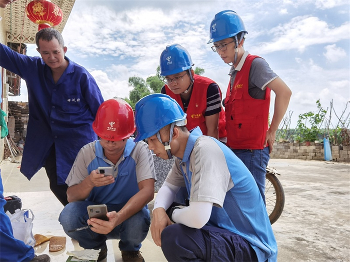 中国电信贵港分公司装维人员在覃塘镇姚山村为村民调测天翼看家摄像头信号（央广网发 梁峻铭摄）