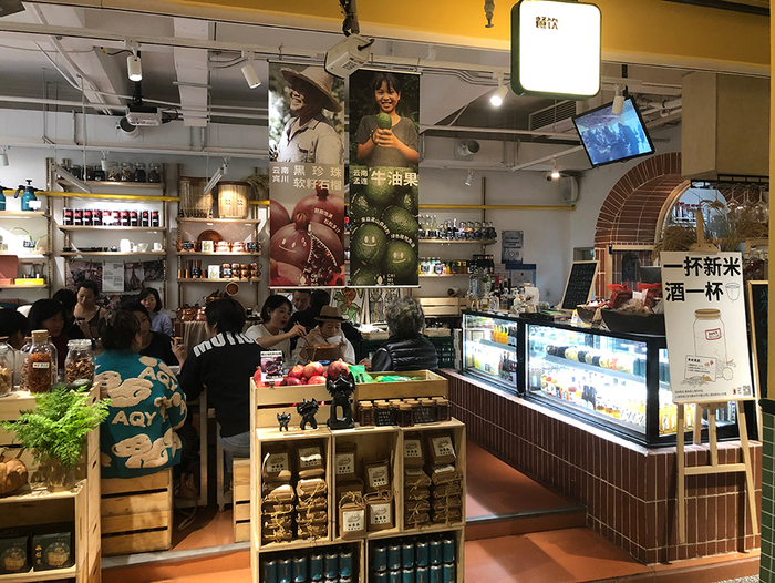 乌中市集二楼的小店柴米多，傍晚坐满了年轻人。