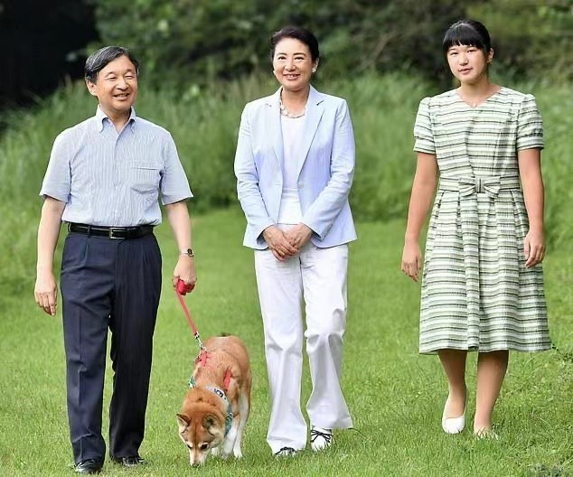 日本爱子公主将过20岁生日!穿条纹裙显老十岁,没钱买新的皇冠?__财经头条__新浪财经