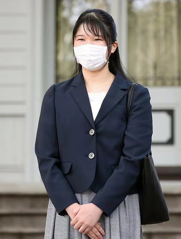 日本爱子公主将过20岁生日!穿条纹裙显老十岁,没钱买新的皇冠?__财经头条__新浪财经