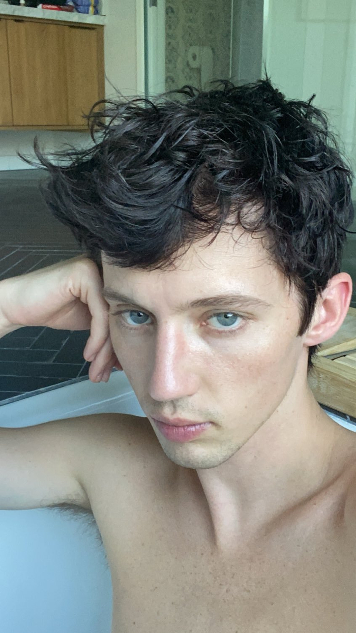 周五康康裸戳:troye sivan