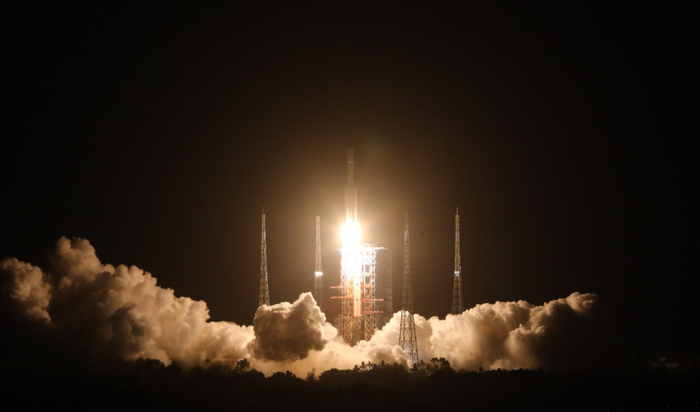 ▲ 2021年5月29日晚，我国在海南文昌航天发射场准时点火发射天舟二号货运飞船。这是空间站货物运输系统的第一次应用性飞行。