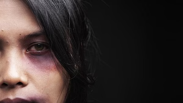 遭受家暴的印度妇女（图源：印度《国民先驱报》）