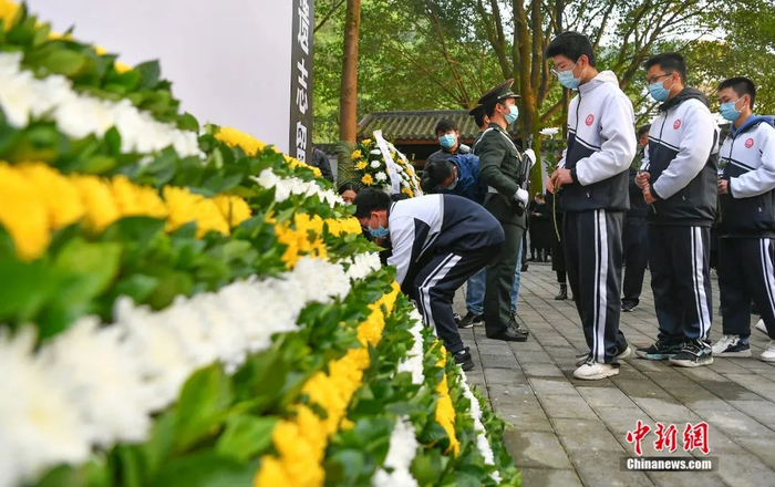 学生代表敬献鲜花。张启富 摄