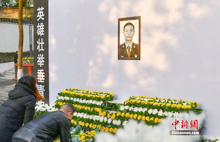 献鲜花。张启富 摄