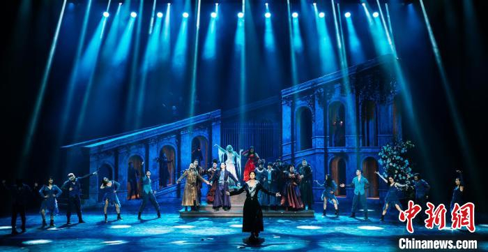 音乐剧《罗密欧与朱丽叶》中文版剧照。　上汽·上海文化广场 供图