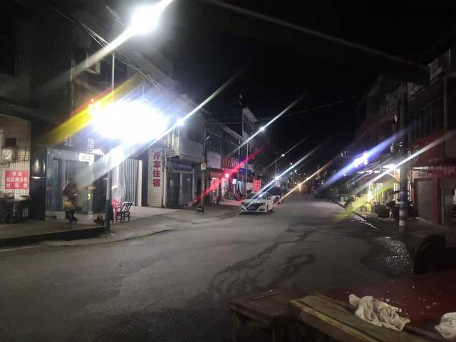 11月初，龙潭镇的夜晚。 本文图片均为澎湃新闻记者 明鹊 图