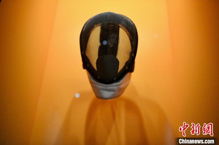 李小龙在香港求学期间曾学习剑击使用的面罩，后来他将剑击的实战概念及技术融入自创的武术系统中。　李志华 摄