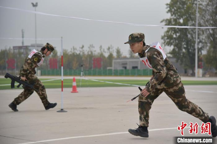 周金茜参加比武。　武警海南总队机动支队供图