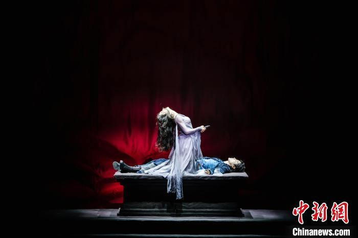 音乐剧《罗密欧与朱丽叶》中文版剧照。　上汽·上海文化广场 供图