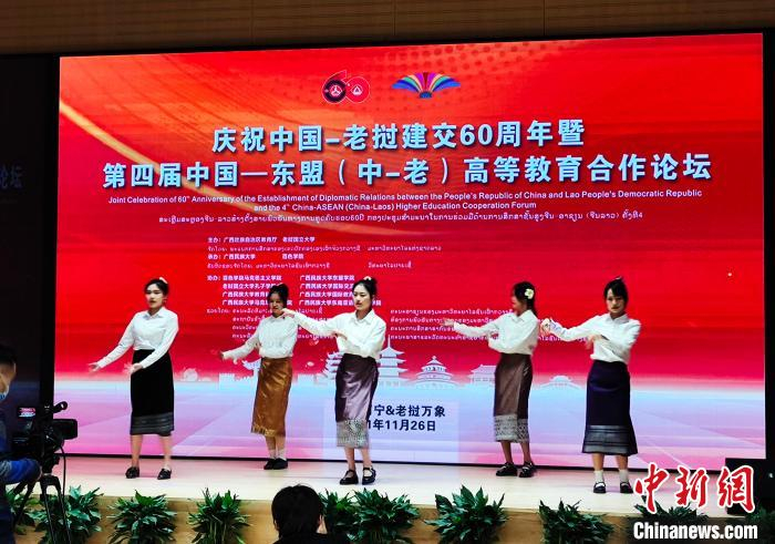 图为老挝传统舞蹈表演。　黄艳梅 摄