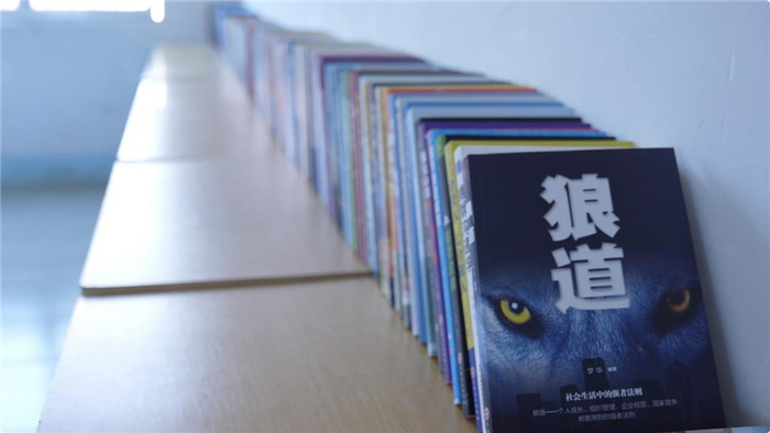 该机构为学生提供的阅读书籍（央广网发 漆洲宏摄）