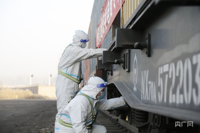 铁路工作人员正在检查装车后车辆状态。杨乐 摄 央广网发