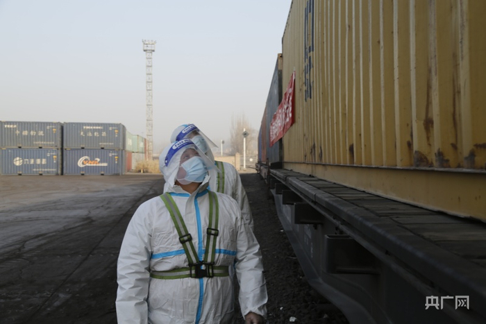 铁路工作人员正在检查装车后车辆状态。杨乐 摄 央广网发