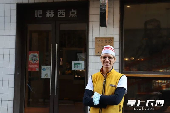 长沙湘春巷里藏着一家面包店，店主吴正荣来自德国，十年来坚持为听障人士免费提供做面包培训。均为长沙晚报实习生 程韫玉 摄