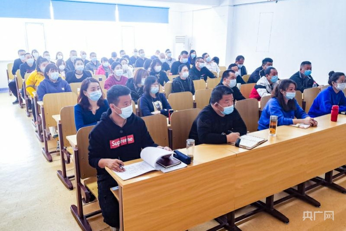 学员们认真聆听、深入思考。央广网发