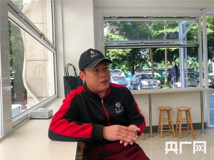 莫富元接受记者采访 （央广网发 记者黄月芬摄）