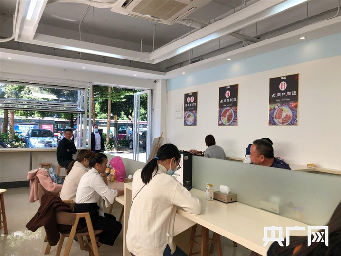 顾客在餐厅就餐（央广网发 记者黄月芬摄）