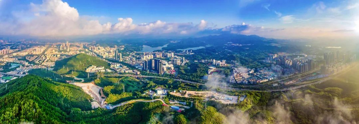 南山区景色宜人，绿意盎然，碧水共蓝天一色。深圳市生态环境局南山管理局供图