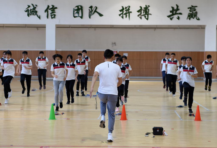 安徽省合肥市第四十五中学森林城校区体育课。周牧摄