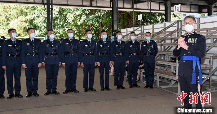 香港特区政府警务处处长萧泽颐27日出席香港警察学院的结业会操后，与结业学员会面。　政府新闻网 供图