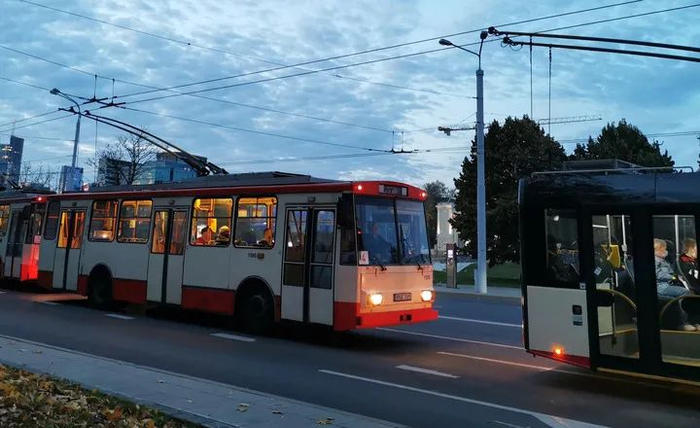 ▲资料图片：10月6日，电车在立陶宛维尔纽斯街上行驶。新华社记者 薛东梅 摄