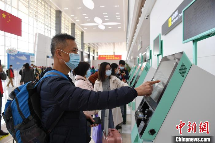 乘客在韶关丹霞机场进行自助值机 陈楚红 摄