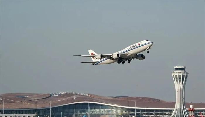 ▲资料图片：2019年9月25日，中国国际航空公司的CA9597次航班从北京大兴国际机场起飞。新华社记者 鞠焕宗 摄