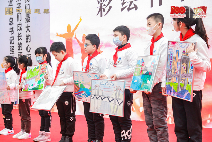 项目员工子女代表彩绘作品展示（央广网发 中建集团供图）