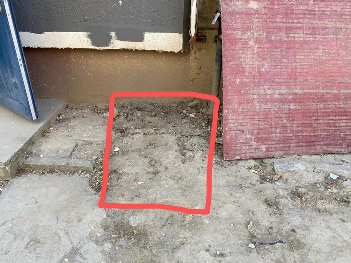 红色部分是龙华园换完上下水管道土地恢复后的样子。于帅卿/摄