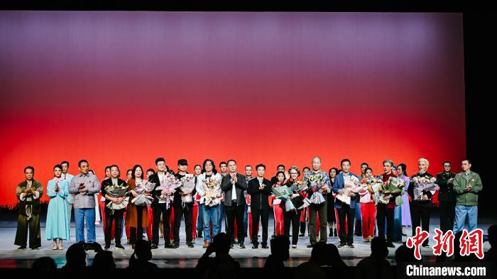 剧目创演团队亮相 映洲 摄