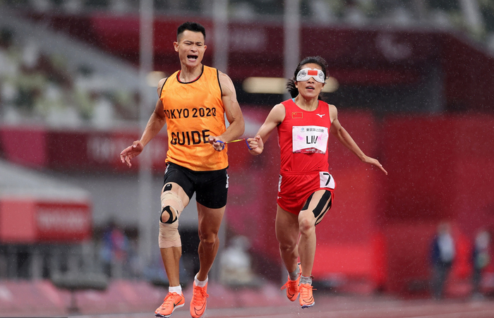 刘翠青和徐冬林参加东京残奥会女子T11级200米决赛（图片来源：CFP）