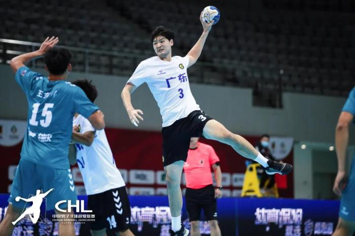 广东队姚雪岩进攻射门。组委会供图