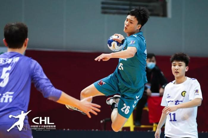 安徽队26号管家乐 跳起射门。组委会供图