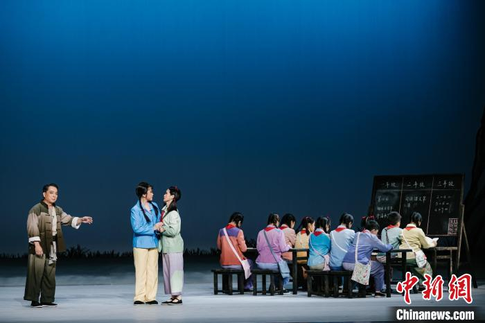 《大山里的国旗》演出现场 映洲 摄