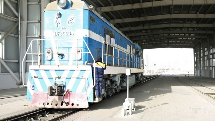 调车机车正在运行。孙冬生 摄 央广网发