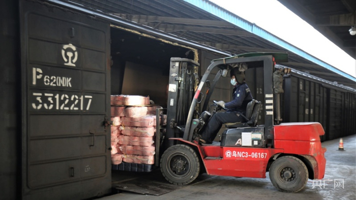 库尔勒铁路货场正在进行装车作业。孙冬生 摄 央广网发