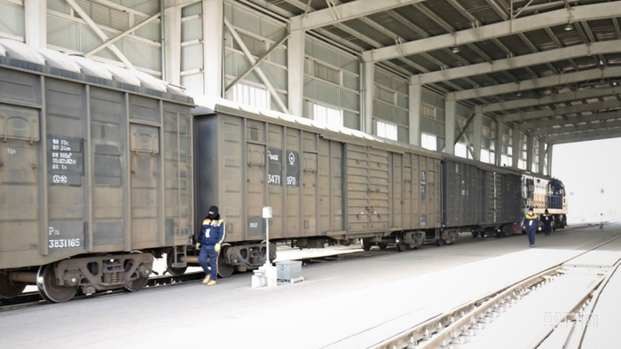 库尔勒站调车人员正在进行列车编组作业。孙冬生 摄 央广网发