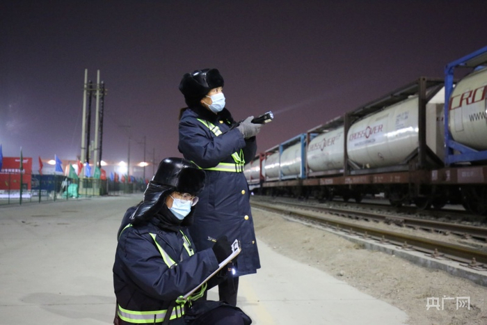 铁路货运人员正在检查列车状态。孙冬生 摄 央广网发