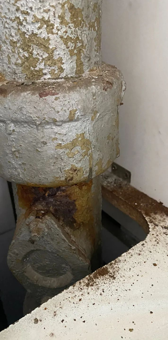 龙华园小区宋女士家厨房、厕所未改造的上下水管道。于帅卿/摄