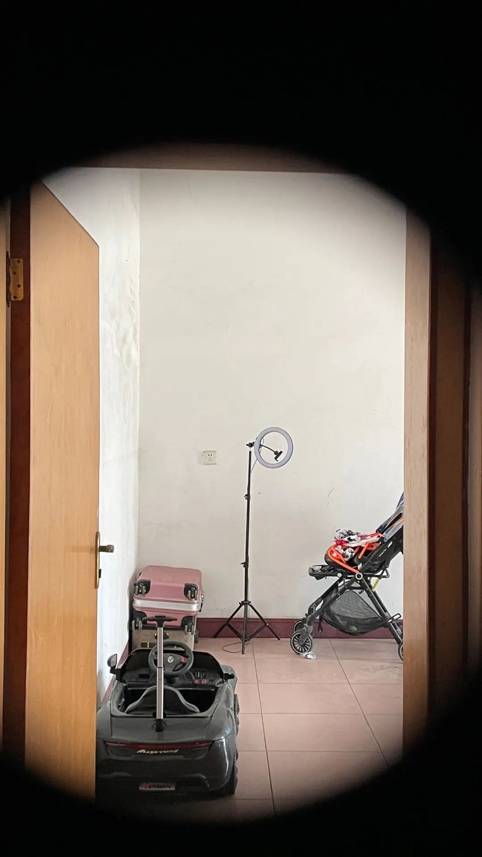 　王某家中客厅一角还摆着其妻子直播用的打光灯。澎湃新闻记者 何利权