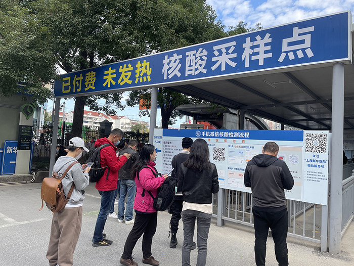 新华医院在结束闭环管理后，核酸采样立即恢复至24小时对外开放。 上海新华医院 供图