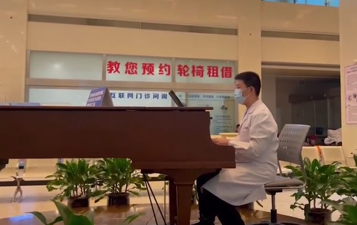 瑞金医院闭环管理期间，张宇宁在门诊大厅弹奏了一段钢琴。