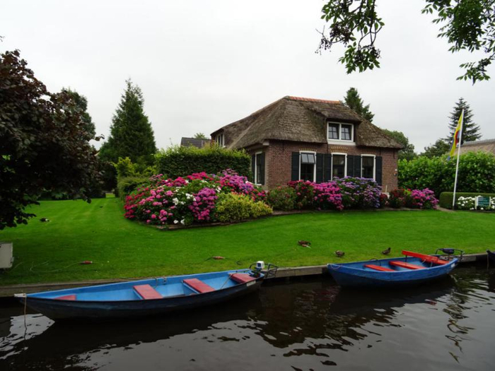 门前停放有“耳语船”的羊角村房屋