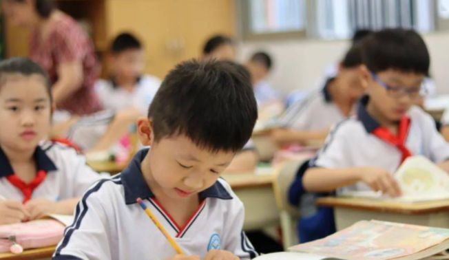 中小学调整上课时间，学生终于可以睡懒觉了，家长却要面临新难题