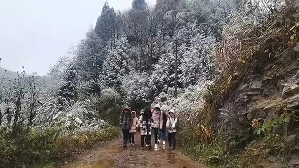 学生们上学的土路，江声发希望有朝一日能硬化。