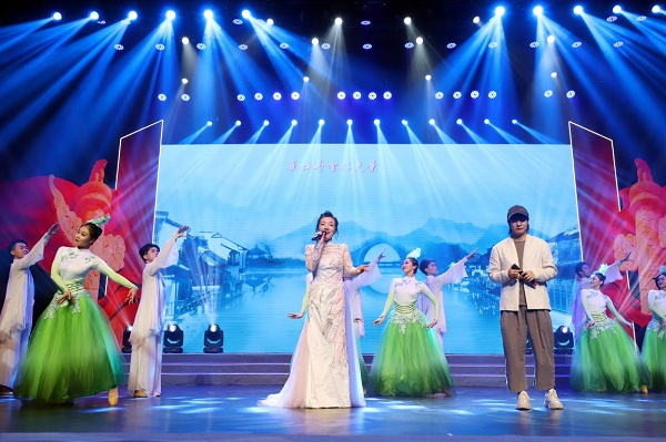 开展文艺演出（央广网发 通讯员供图）