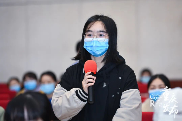 现场学生提问 邹乐 摄