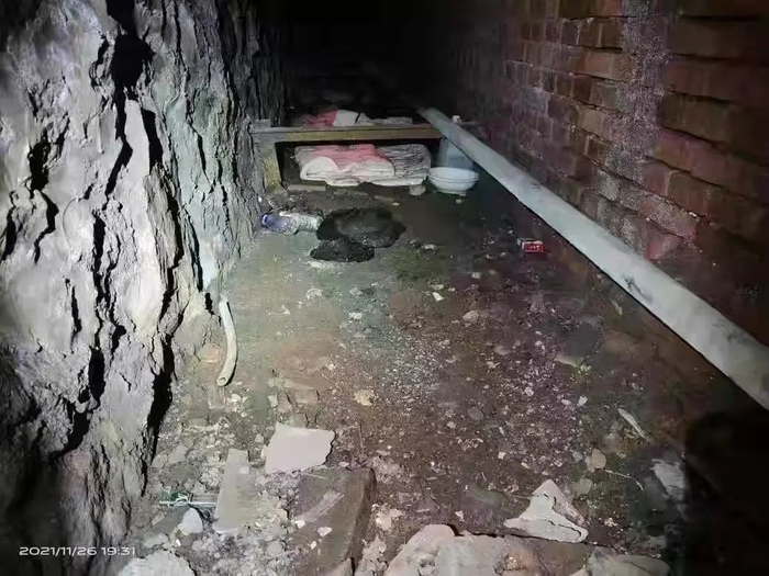 ↑疑似朱贤健藏身的暖气沟 图片来源：红星新闻