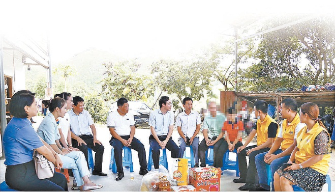 检察干警与志愿者团队到廉江市石角镇慰问未成年被害人。